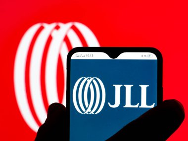 Kiev, Ukrayna - 28 Aralık 2021: Bu resimde JLL (Jones Lang LaSalle Incorporated) logosu akıllı telefondan sergilenmektedir