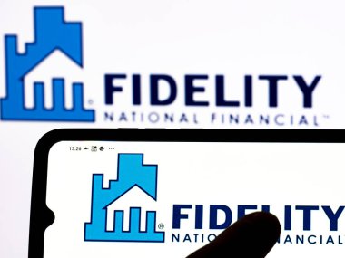 Kiev, Ukrayna - 28 Aralık 2021: Bu fotoğraf illüstrasyonunda Fidelity National Financial, Inc. logosu akıllı telefondan sergilenmektedir