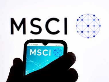 Kiev, Ukrayna - 29 Aralık 2021: Bu fotoğraf illüstrasyonunda MSCI Inc. logosu bir akıllı telefonda sergilenmektedir