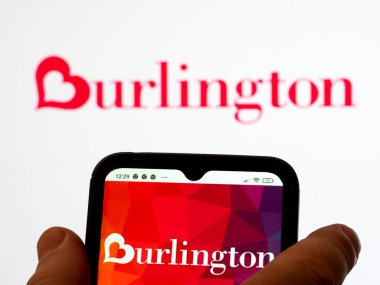 Kiev, Ukrayna - 2 Ocak 2022: Burlington Mağazaları 'nın bu fotoğraf illüstrasyonunda, Inc. logosu akıllı telefondan sergilenmektedir
