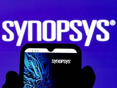 Kiev, Ukrayna - 3 Ocak 2022: Bu fotoğraf illüstrasyonunda Synopsys, Inc. logosu akıllı telefondan gösteriliyor