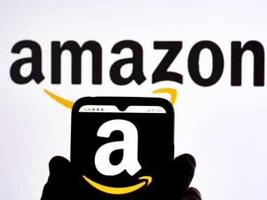 Kiev, Ukrayna - 3 Ocak 2022: Amazon logosu akıllı telefondan sergilenmektedir