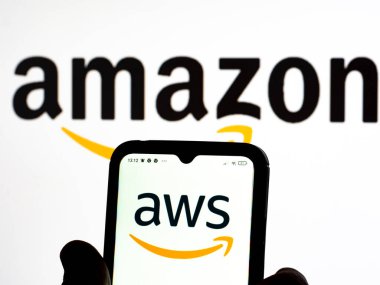 Kiev, Ukrayna - 3 Ocak 2022: Amazon Web Servisleri 'nin bu fotoğraf illüstrasyonunda akıllı telefondan gösterilen logo