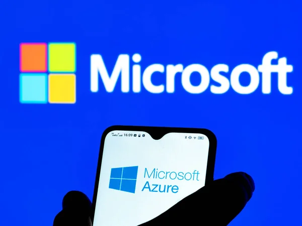 เครน มกราคม 2022 ในภาพน โลโก Microsoft Azure ปรากฏบนสมาร ทโฟน — ภาพถ่ายสต็อก