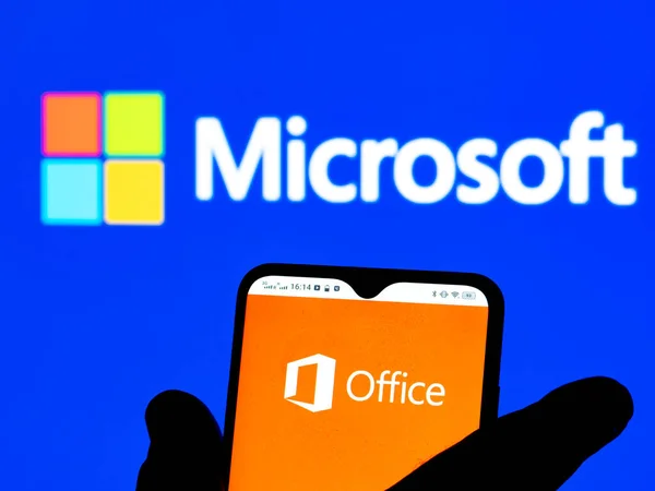 เครน มกราคม 2022 ในภาพน โลโก Microsoft Office ปรากฏบนสมาร ทโฟน — ภาพถ่ายสต็อก