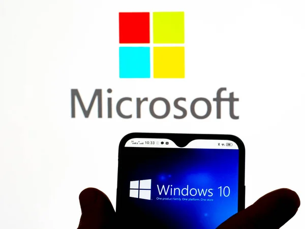 เครน มกราคม 2022 ในภาพน โลโก Microsoft Windows จะปรากฏบนหน าจอสมาร ทโฟน — ภาพถ่ายสต็อก