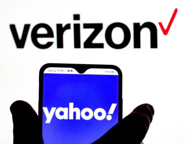 Kiev, Ukrayna - 14 Ocak 2022: Bu fotoğraf illüstrasyonunda, Verizon logosuna ait bir şirket arka planda Verizon logosu olan bir akıllı telefonda sergileniyor..