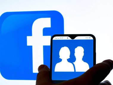Kiev, Ukrayna - 15 Ocak 2022: Bu resimde Facebook logosu ile arkadaşlar arka planda Facebook logosu olan bir akıllı telefon ekranında görüntüleniyor..