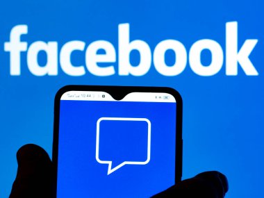 Kiev, Ukrayna - 15 Ocak 2022: Bu resimde, Facebook logosunun yorumları arka planda Facebook logosu olan bir akıllı telefon ekranında gösteriliyor.