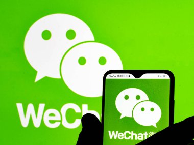 Kiev, Ukrayna - 15 Ocak 2022: Bu resimde, WeChat logosu arka planda WeChat logosu olan bir akıllı telefonda görüntülendi.