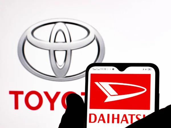 キエフ ウクライナ 2022年1月15日 この写真のイラストでは ランツトヨタの子会社のロゴが背景にトヨタのロゴが入ったスマートフォンの画面に表示されます — ストック写真