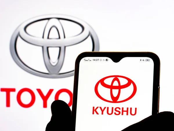 ウクライナキエフ 2022年1月16日 この写真のイラストでは トヨタ自動車九州株式会社のロゴが背景にトヨタのロゴが入ったスマートフォンの画面に表示されます — ストック写真