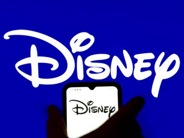 Kiev, Ukrayna - 18 Ocak 2022: Bu resimde, Disney logosu arka planda Disney logosu olan bir akıllı telefon ekranında gösteriliyor..