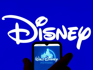 Kiev, Ukrayna - 18 Ocak 2022: Bu resimde, Walt Disney Pictures logosu arka planda Disney logosu olan bir akıllı telefon ekranında gösteriliyor..