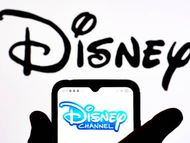Kiev, Ukrayna - 18 Ocak 2022: Bu resimde, Disney Channel logosu arka planda Disney logosu olan bir akıllı telefon ekranında gösteriliyor..