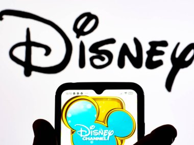 Kiev, Ukrayna - 18 Ocak 2022: Bu resimde, Disney Channel logosu arka planda Disney logosu olan bir akıllı telefon ekranında gösteriliyor..