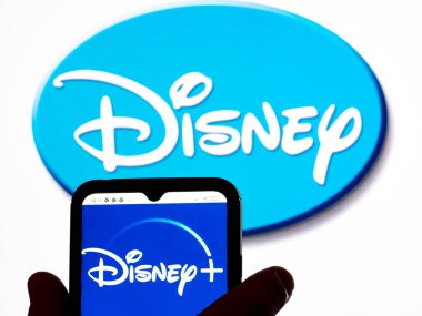 Kiev, Ukrayna - 18 Ocak 2022: Bu resimde, Disney + logosu arka planda Disney logosu olan bir akıllı telefon ekranında gösteriliyor.