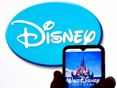 Kiev, Ukrayna - 18 Ocak 2022: Bu resimde, Walt Disney Pictures logosu arka planda Disney logosu olan bir akıllı telefon ekranında gösteriliyor..