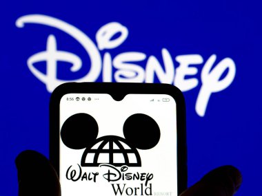 Kiev, Ukrayna - 24 Ocak 2022: Bu resimde, Walt Disney World logosu arka planda Disney logosu olan bir akıllı telefon ekranında gösteriliyor..