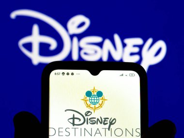 Kiev, Ukrayna - 24 Ocak 2022: Bu resimde, Disney hedef logosu arka planda Disney logosu olan bir akıllı telefon ekranında gösteriliyor.