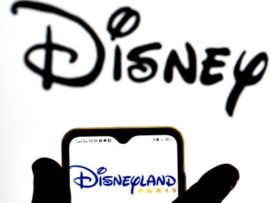 Kiev, Ukrayna - 26 Ocak 2022: Bu resimde, Disneyland Paris logosu arka planda Disney logosu olan bir akıllı telefon ekranında gösteriliyor..