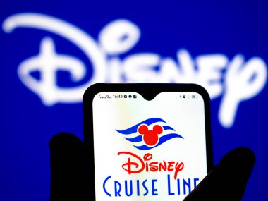 Kiev, Ukrayna - 26 Ocak 2022: Bu resimde, Disney Cruise Line logosu arka planda Disney logosu olan bir akıllı telefon ekranında gösteriliyor..