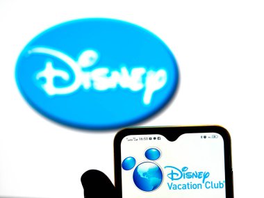 Kiev, Ukrayna - 26 Ocak 2022: Bu resimde, Disney Tatil Kulübü logosu arka planda Disney logosu olan bir akıllı telefon ekranında gösteriliyor..