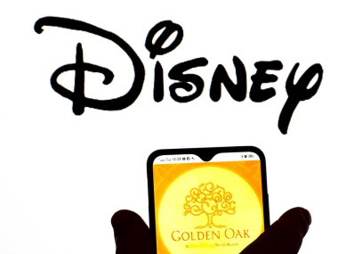Kiev, Ukrayna - 29 Ocak 2022: Bu resimde Altın Meşe Çiftliği logosu arka planda Disney logosu olan bir akıllı telefon ekranında gösteriliyor..