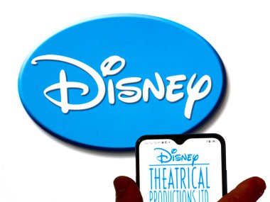 Kiev, Ukrayna - 29 Ocak 2022: Bu resimde Disney Live Family Entertainment logosu, arka planda Disney logosu olan bir akıllı telefon ekranında gösteriliyor..