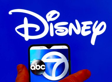 Kiev, Ukrayna - 29 Ocak 2022: Bu resimde, KABC7 Stüdyo B logosu arka planda Disney logosu olan bir akıllı telefon ekranında gösteriliyor..