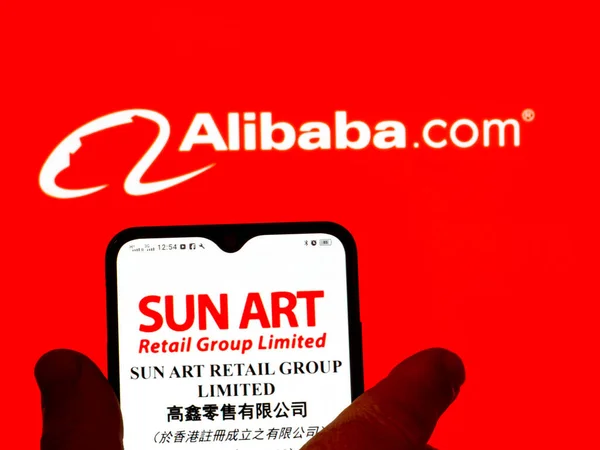 キエフ ウクライナ 2022年1月29日 この写真のイラストでは Sun Art Retail Group Ltd のロゴが背景にアリババグループのロゴが入ったスマートフォンの画面に表示されています — ストック写真