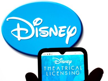 Kiev, Ukrayna - 31 Ocak 2022: Bu resimde Disney Tiyatro Lisans logosu arka planda Disney logosu olan bir akıllı telefon ekranında sergilenmektedir..