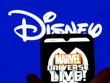 Kiev, Ukrayna - 31 Ocak 2022: Bu resimde, Marvel Universe Live! Logo, arka planda Disney logosu olan bir akıllı telefon ekranında görüntülenir.
