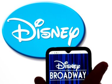 Kiev, Ukrayna - 31 Ocak 2022: Bu resimde, Brodway logosundaki Disney arka planda Disney logosu olan bir akıllı telefon ekranında sergilenmektedir..