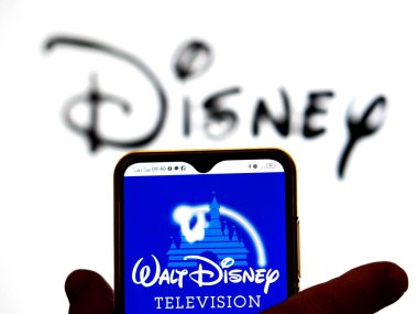 Kiev, Ukrayna - 1 Şubat 2022: Bu resimde, Walt Disney Television logosu arka planda Dysney logosu olan bir akıllı telefon ekranında gösteriliyor.