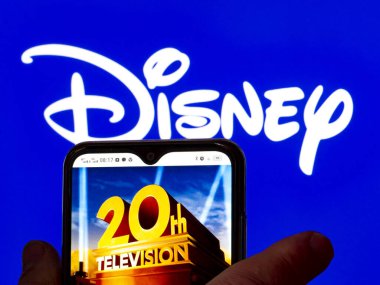 Kiev, Ukrayna - 2 Şubat 2022: Bu resimde, 20. Televizyon logosu arka planda Disney logosu olan bir akıllı telefon ekranında gösteriliyor.