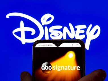 Kiev, Ukrayna - 2 Şubat 2022: Bu resimde ABC İmza logosu arka planda Disney logosu olan bir akıllı telefon ekranında gösteriliyor.