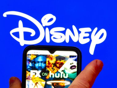 Kiev, Ukrayna - 3 Şubat 2022: Bu resimde, Hulu logosundaki FX arka planda Disney logosu olan bir akıllı telefon ekranında gösteriliyor.