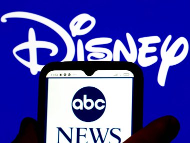 Kiev, Ukrayna - 5 Şubat 2022: Bu resimde ABC haber logosu arka planda Disney logosu olan bir akıllı telefon ekranında gösteriliyor