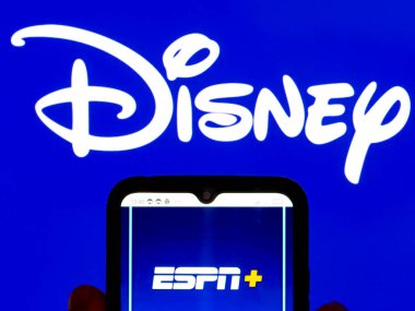 Kiev, Ukrayna - 7 Şubat 2022: Bu resimde, ESPN + logosu arka planda Dysney logosu olan bir akıllı telefon ekranında gösteriliyor.