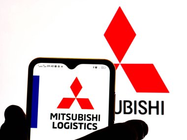 Kiev, Ukrayna - 9 Şubat 2022: Bu resimde Mitsubishi Lojistik Şirketi logosu, arka planda Mitsubishi Şirketi logosu bulunan bir akıllı telefon ekranında sergileniyor..