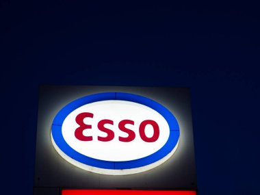 Paphos, Kıbrıs - 20 Şubat 2022: Esso logosu gece bir benzin istasyonunda tabela başında