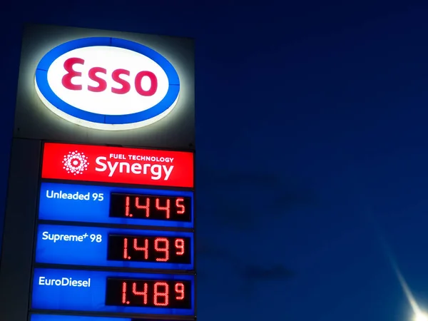 Paphos Chipre Febrero 2022 Esso Sign Board Gas Station Night —  Fotos de Stock