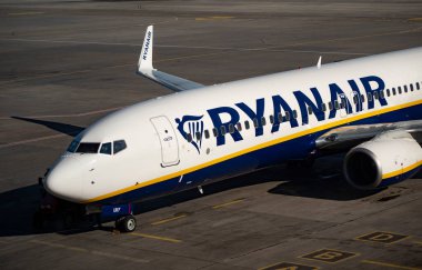 Kiev, Ukrayna - 14 Şubat 2020: Rayan Boeing 737-8AS (WL) plakalı G-RUKF uçağı Boryspil Havalimanı 'nda