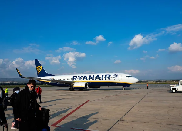 キプロスのパフォス 2020年2月14日 乗客はパフォス空港でEi Ekr航空機の登録でRyanair Boeing 737 8As を通過しています — ストック写真