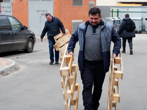 Kiev Ucrania Febrero 2020 Los Residentes Edificio Apartamentos Llevan Paletas — Foto de Stock