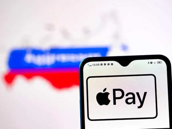 2022年3月3日 乌克兰基辅 在这张照片中 Apple Pay标志被展示在一个带有俄罗斯国旗的智能手机屏幕上 其背景是一张印有 攻击者 标志的俄罗斯地图 苹果已经加入了Sa — 图库照片
