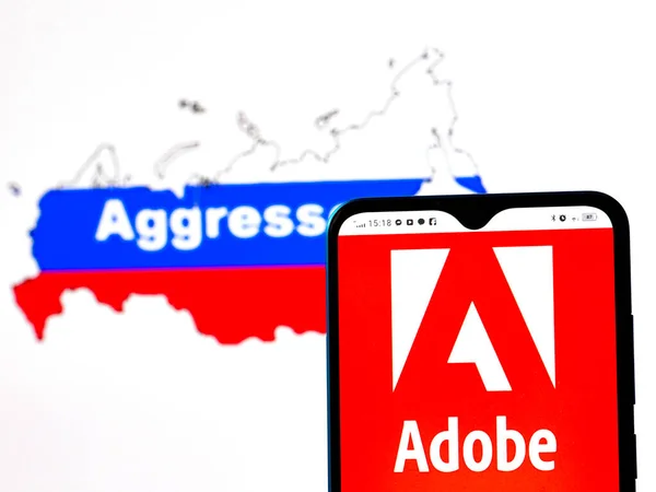 2022年3月3日 乌克兰基辅 在这张照片中 Adobe标志以俄罗斯地图的形式展示在带有俄罗斯国旗的智能手机屏幕上 背面刻有 攻击者 Adobe已加入圣所 — 图库照片