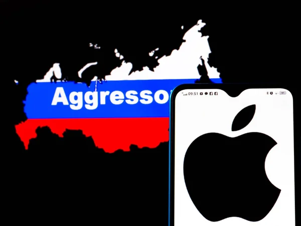 2022年3月4日 乌克兰基辅 在这张照片中 苹果的标志被展示在一个带有俄罗斯国旗的智能手机屏幕上 以国家地图的形式出现 背面刻有 侵略者 苹果已加入制裁A — 图库照片