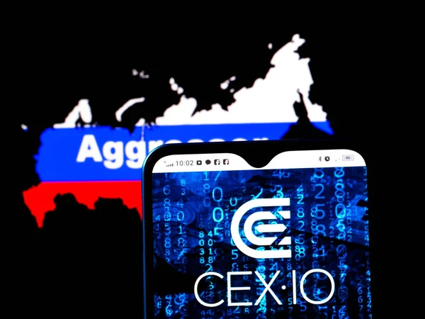 2022年3月4日 乌克兰基辅 在这张照片中 Cex Io标志以俄罗斯地图的形式展示在一个带有俄罗斯国旗的智能手机屏幕上 背面刻有 攻击者 Cex Io加入了制裁 — 图库照片